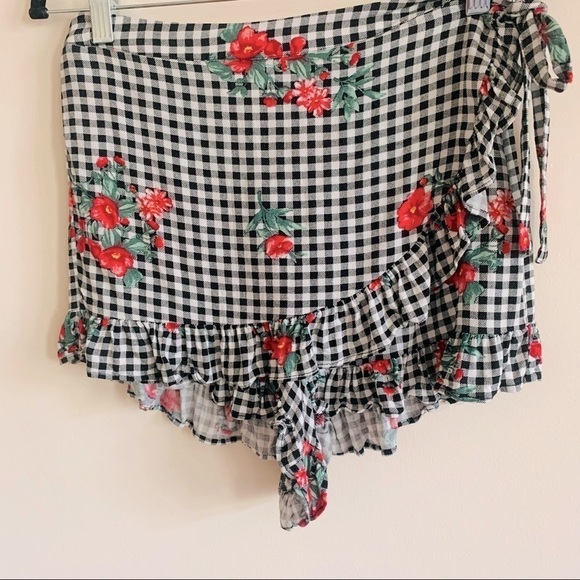 F21 Faux Wrap Skort Black & White Gingham w/Roses - Picture 1 of 7